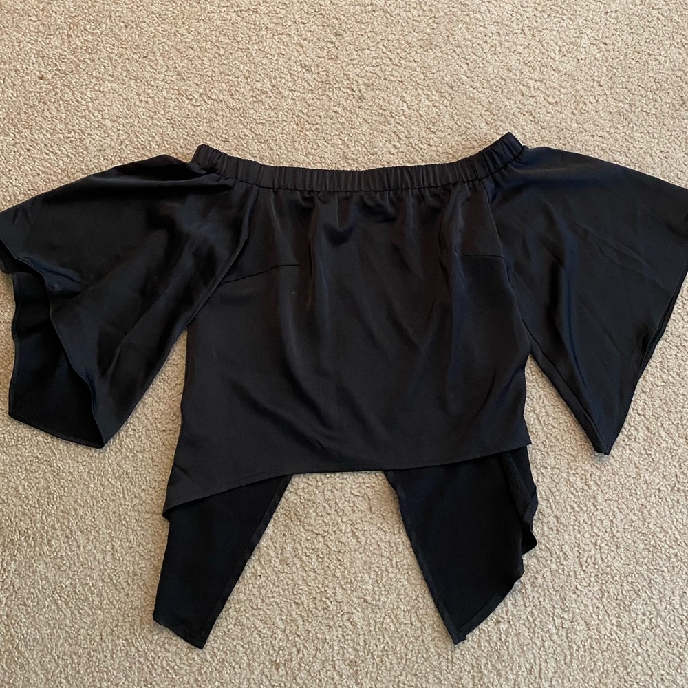 LF SEEK open back off the shoulder flowy shirt